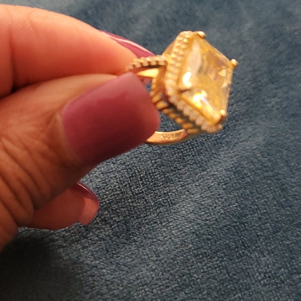 925- Yellow cushion cut stone 💛